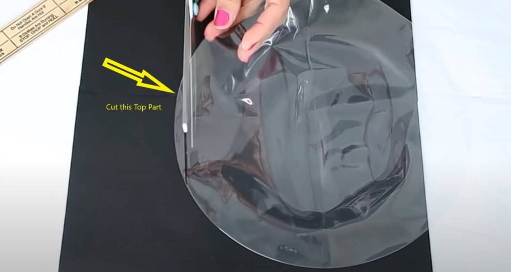 Image showing the area to cut open to fill a balloon with gifts